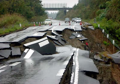 Terremoto deixa estrada destruda